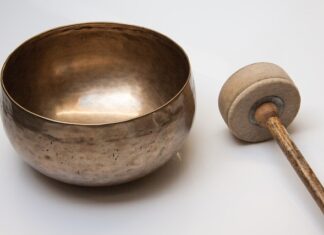 Czy można przebić bębenek patyczkiem?